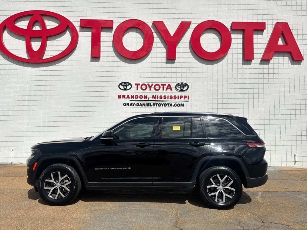 Used 2024 Jeep Grand Cherokee Limited w/ Luxury Tech Group II image 2