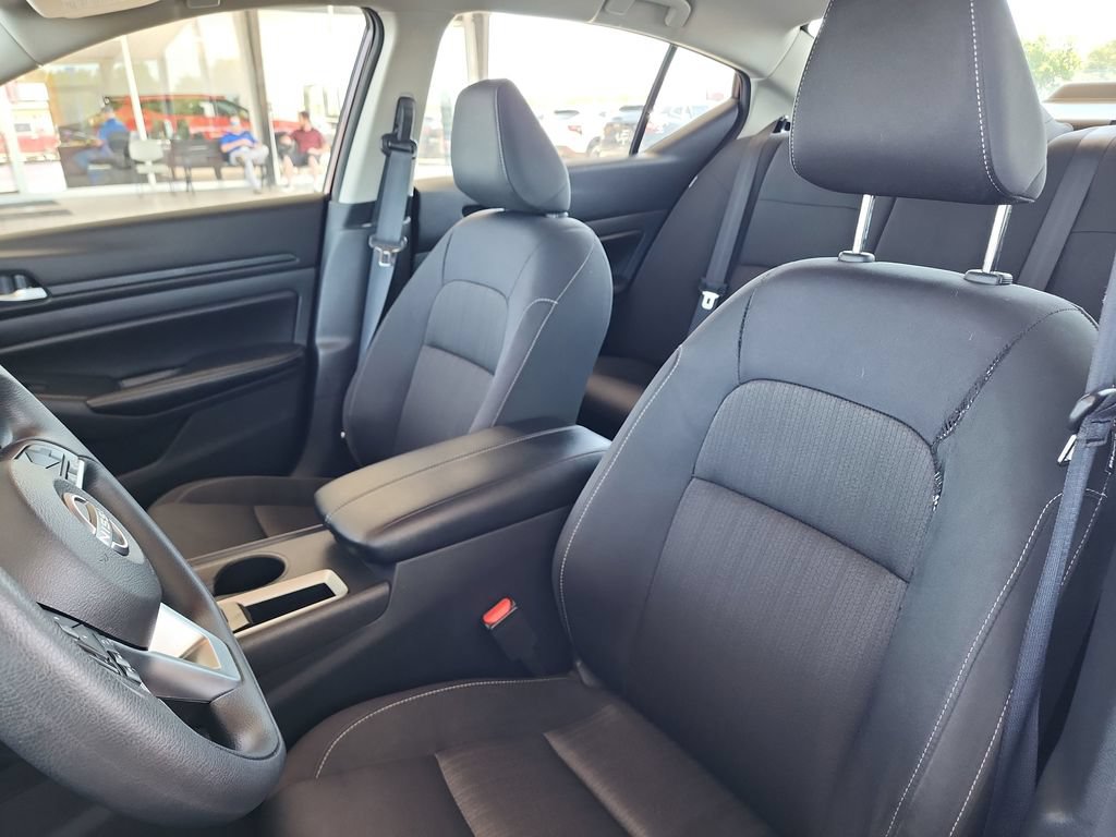 Used 2025 Nissan Altima 2.5 SV FWD image 14