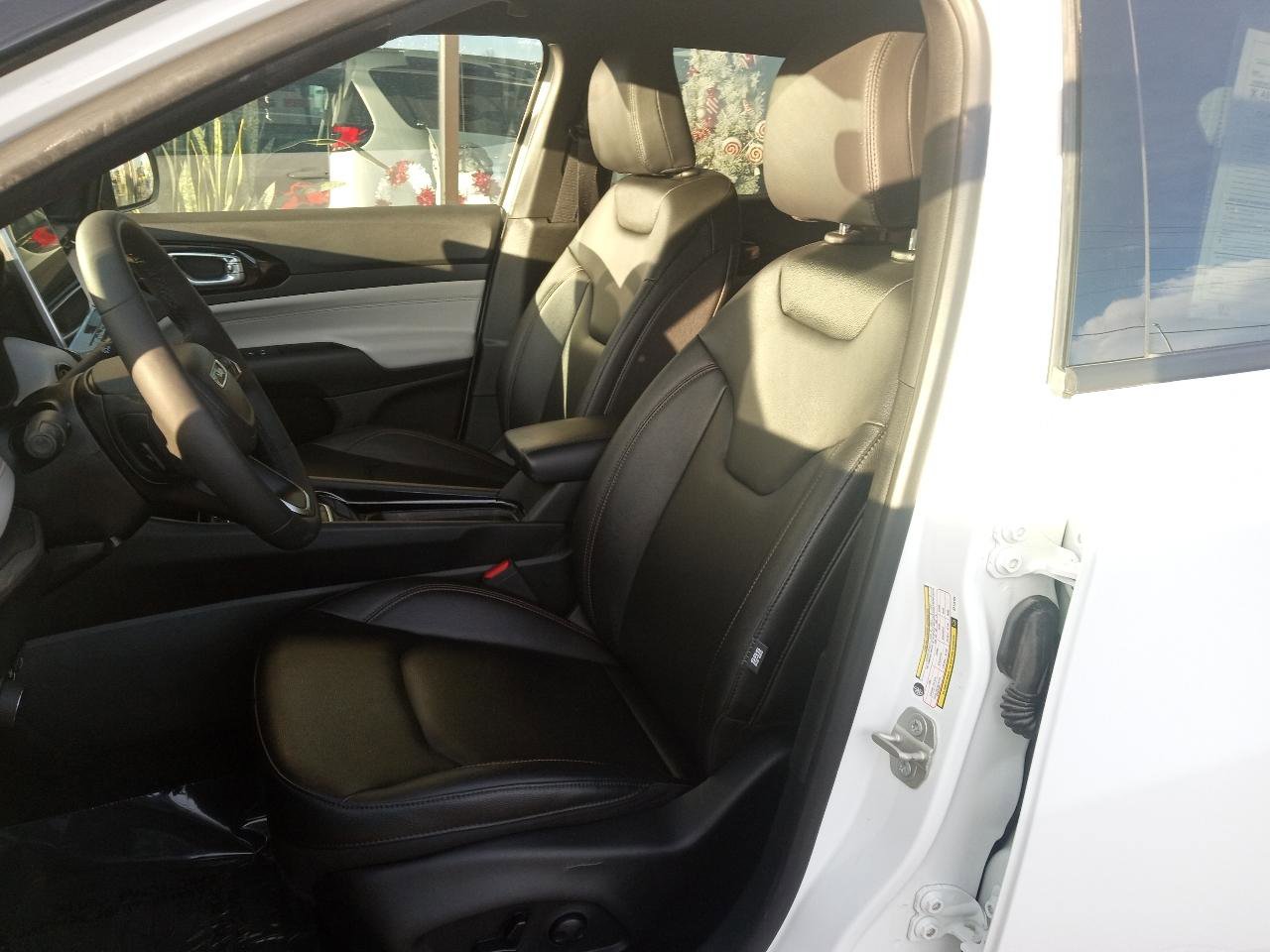 Used 2024 Jeep Compass Limited image 5