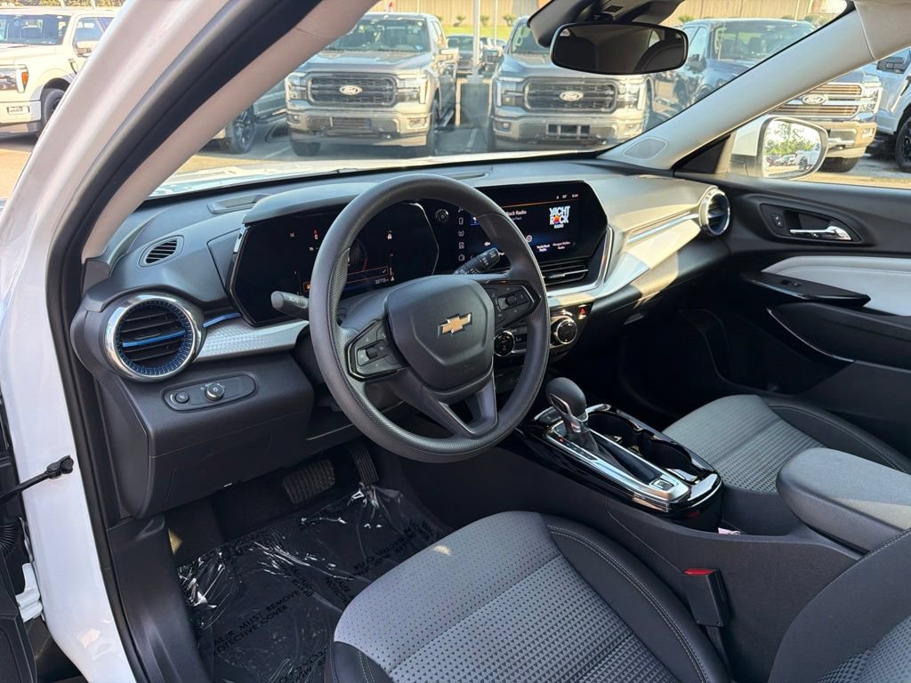 Used 2025 Chevrolet Trax LT FWD image 12