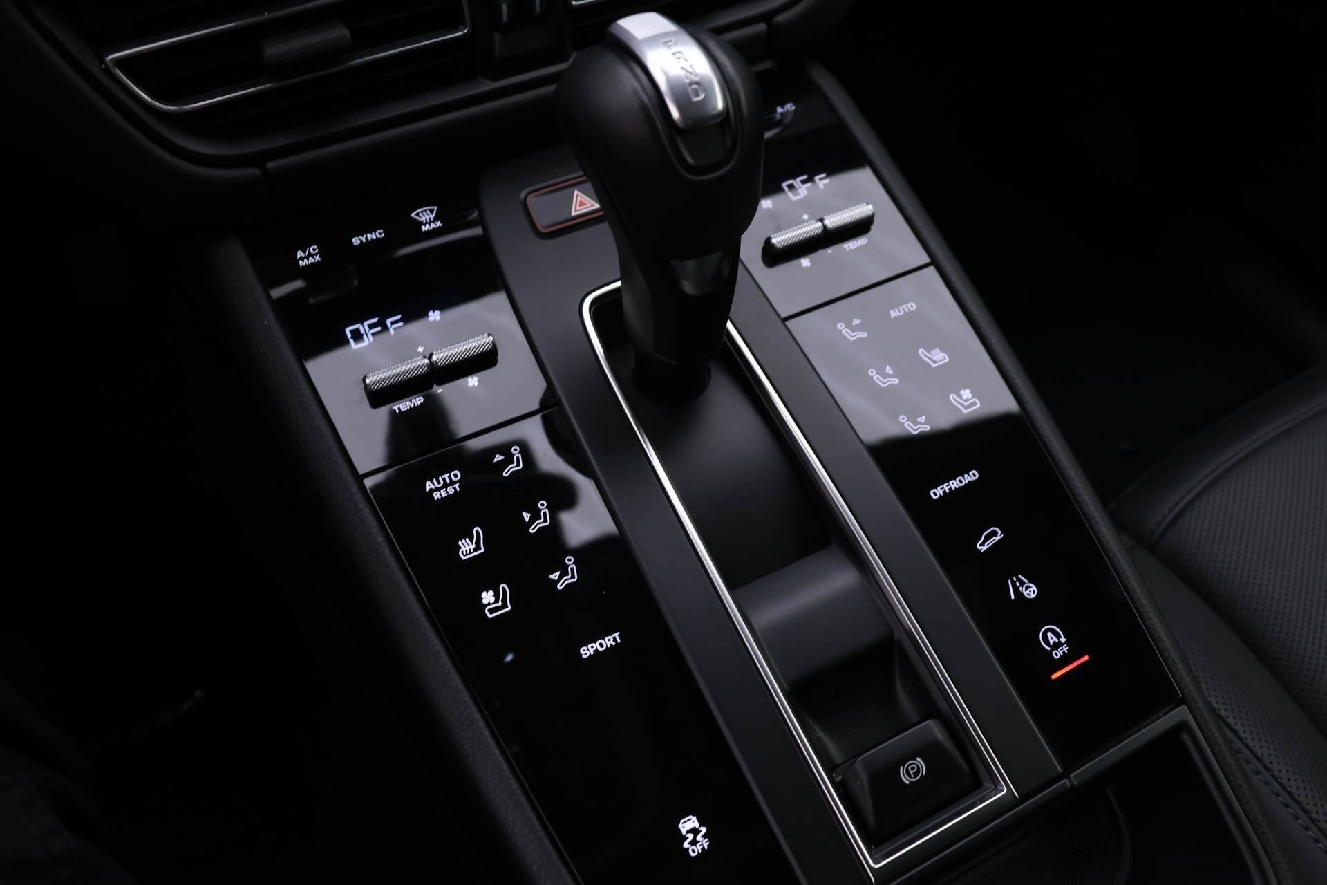 Certified 2024 Porsche Macan image 13