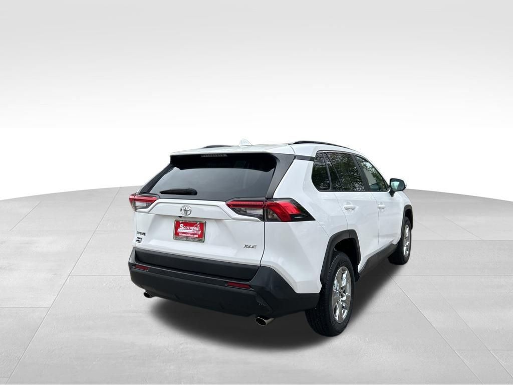 Used 2021 Toyota RAV4 XLE FWD image 5