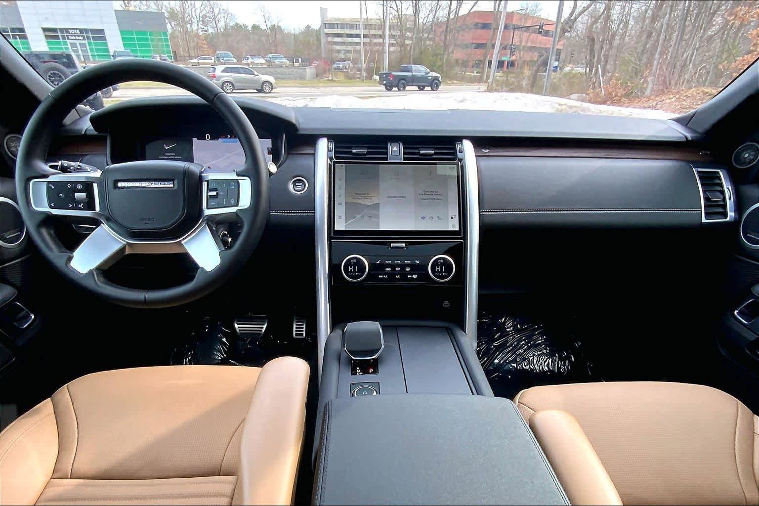 Used 2025 Land Rover Discovery Dynamic SE image 14