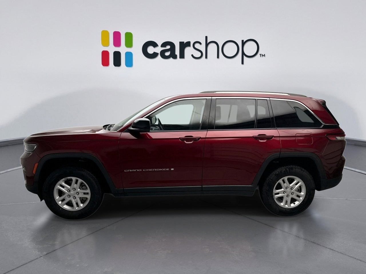 Used 2023 Jeep Grand Cherokee Laredo image 2