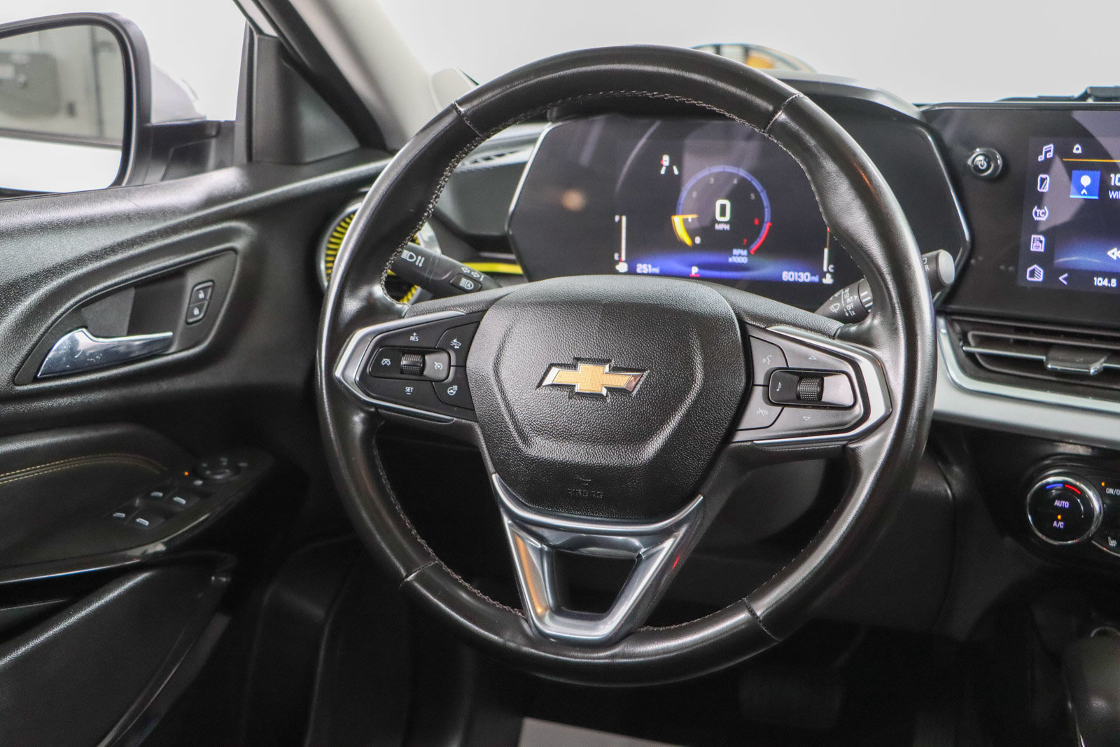 Used 2024 Chevrolet Trax LT w/ Sunroof Package FWD image 12