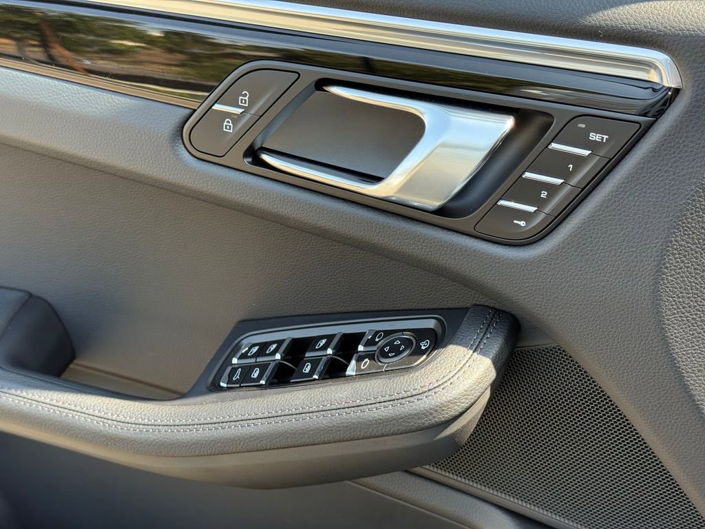 Used 2025 Porsche Macan image 27