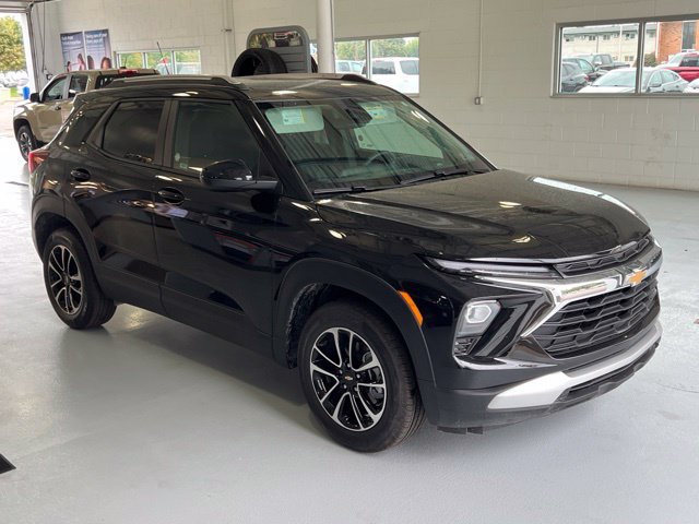 Used 2026 Chevrolet TrailBlazer LT FWD image 2