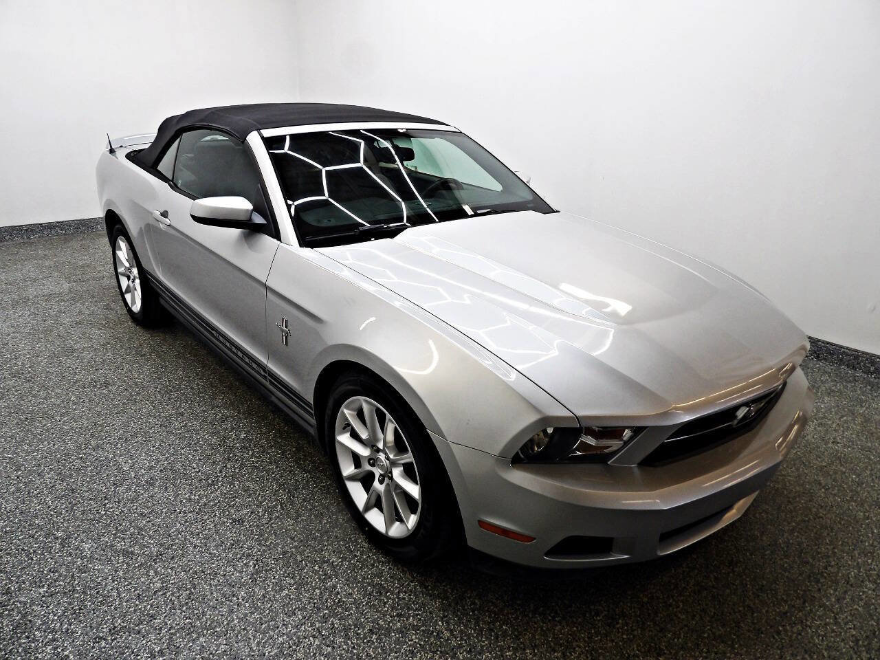 Used 2010 Ford Mustang Premium image 3