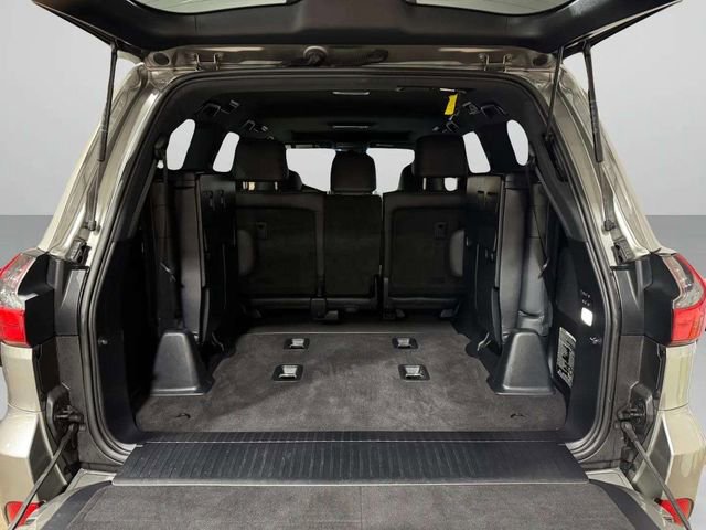 Used 2020 Lexus LX 570 4WD w/ 3rd Row & Luxury Pkg image 30