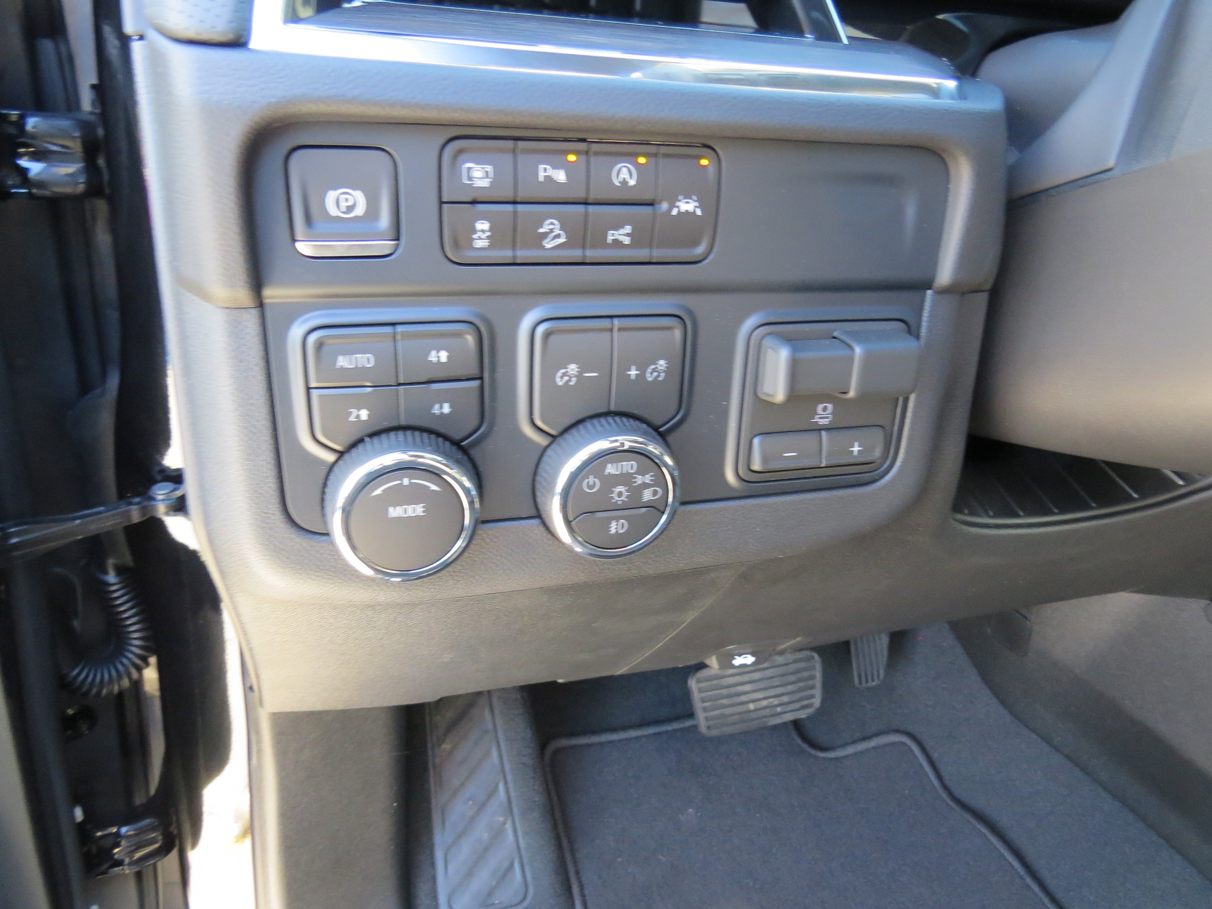 New 2026 Chevrolet Suburban Premier w/ Sun And Tow Package image 18