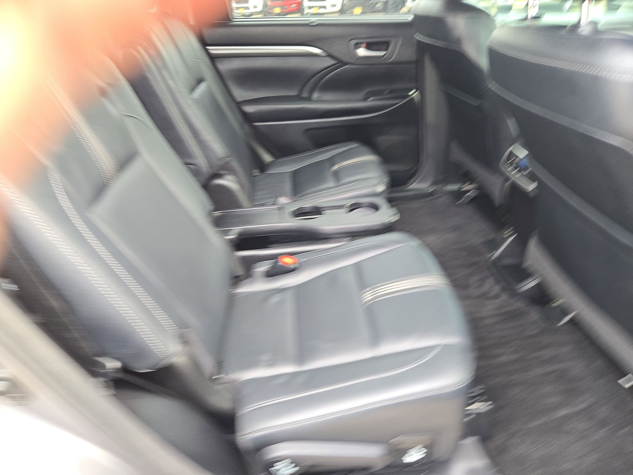 Used 2018 Toyota Highlander SE image 25