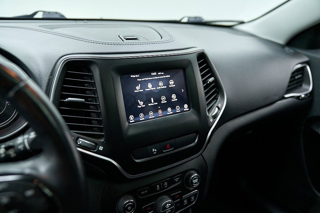 Used 2019 Jeep Cherokee Latitude Plus AWD/4WD image 13