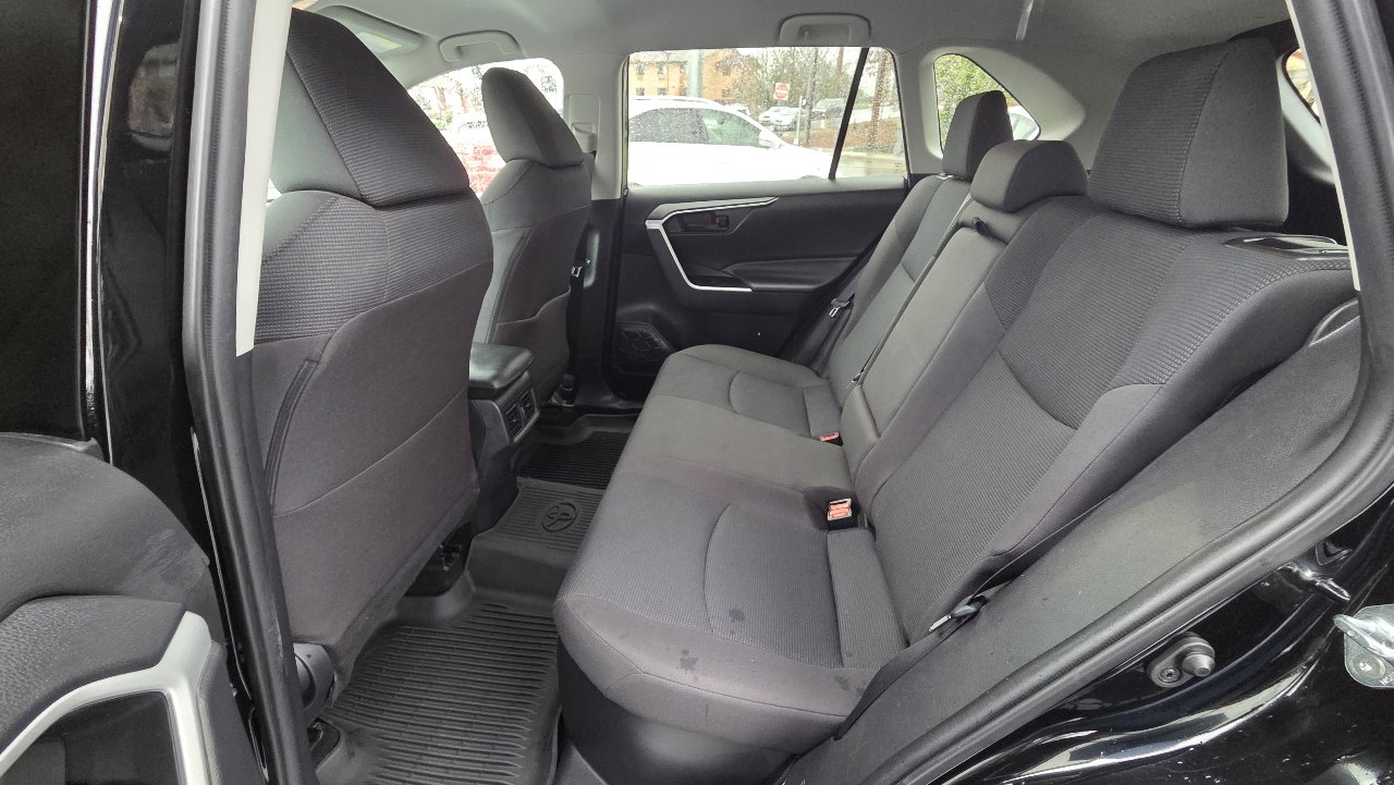 Used 2021 Toyota RAV4 LE image 17