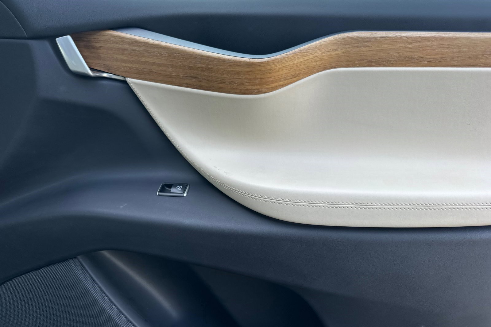 Used 2019 Tesla Model X Standard Range image 21