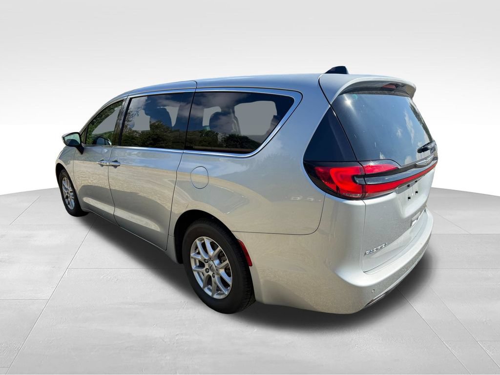 Used 2023 Chrysler Pacifica Touring-L FWD image 4