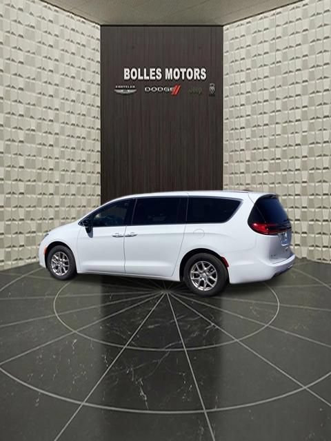 Certified 2025 Chrysler Pacifica Select FWD image 8