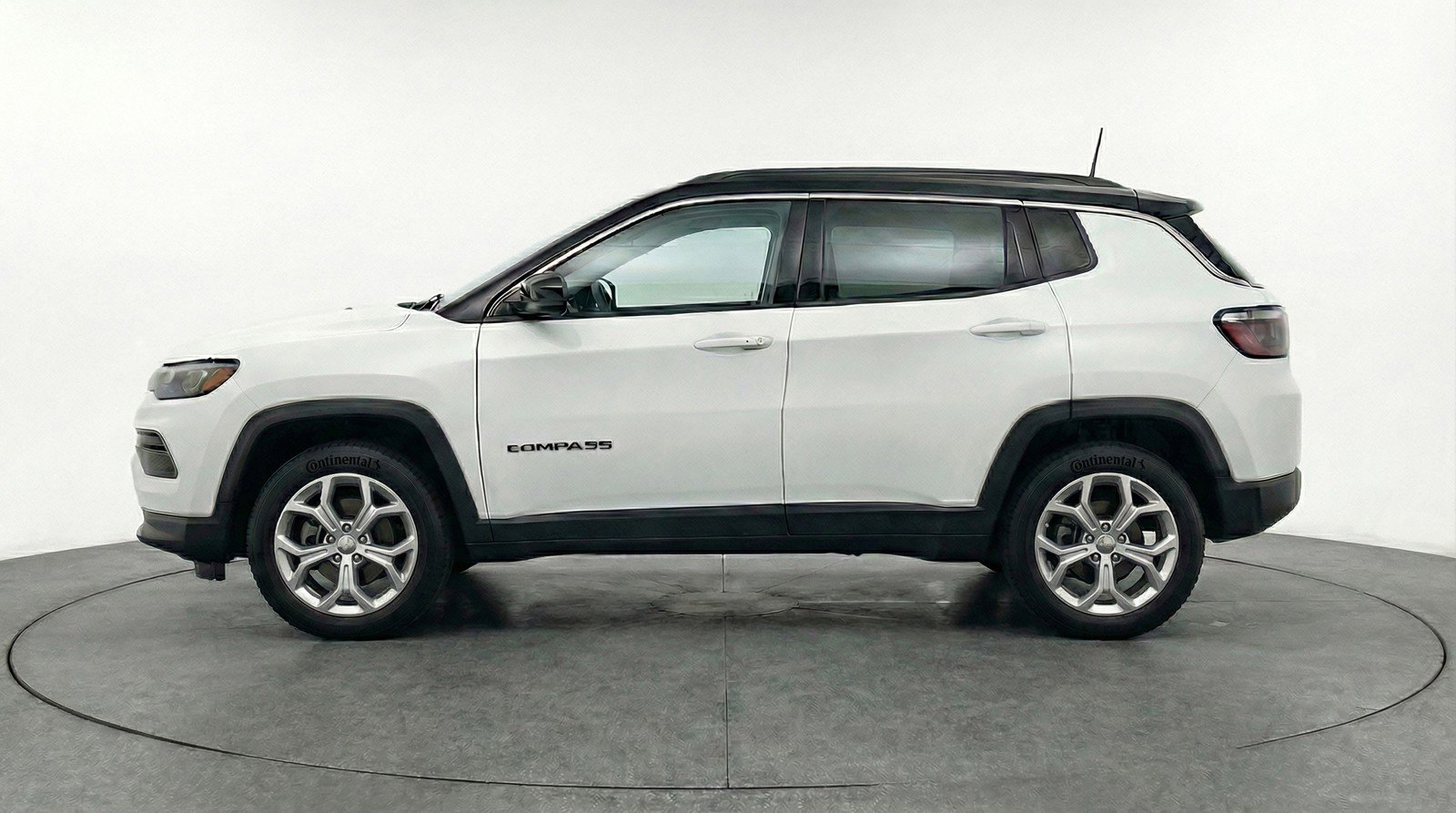 Used 2025 Jeep Compass Latitude AWD/4WD image 3