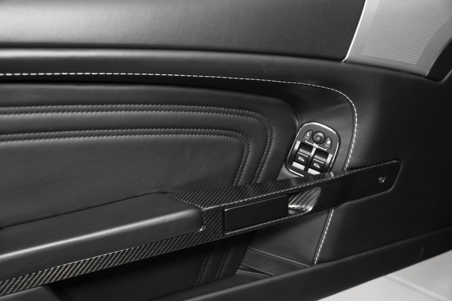 Used 2010 Aston Martin DBS Coupe image 37