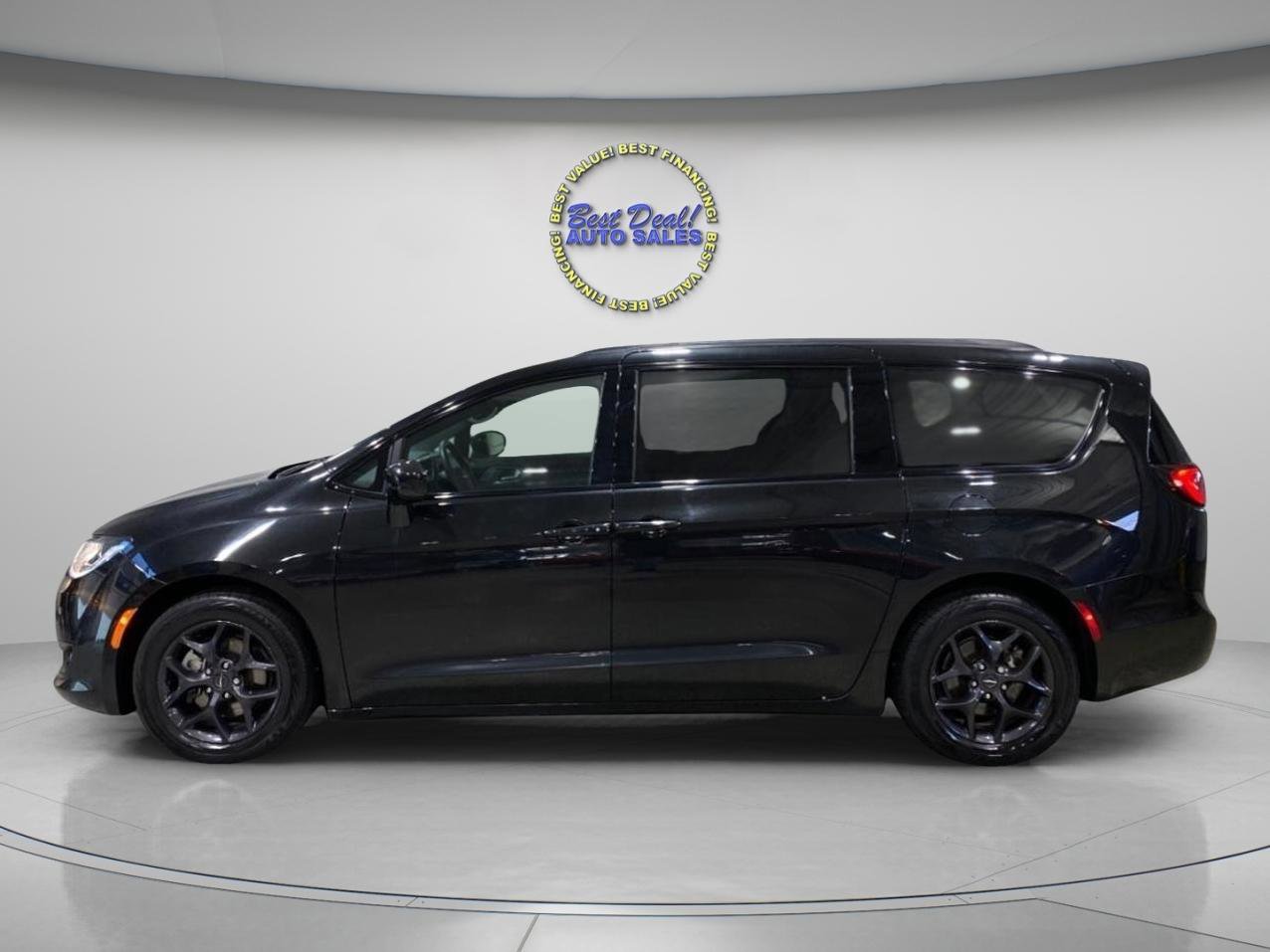 Used 2018 Chrysler Pacifica Touring-L w/ Premium Audio Group FWD image 2