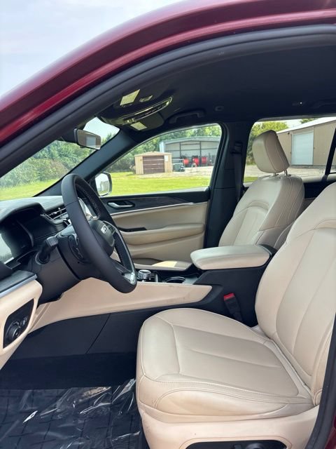 Used 2025 Jeep Grand Cherokee Limited AWD/4WD image 7
