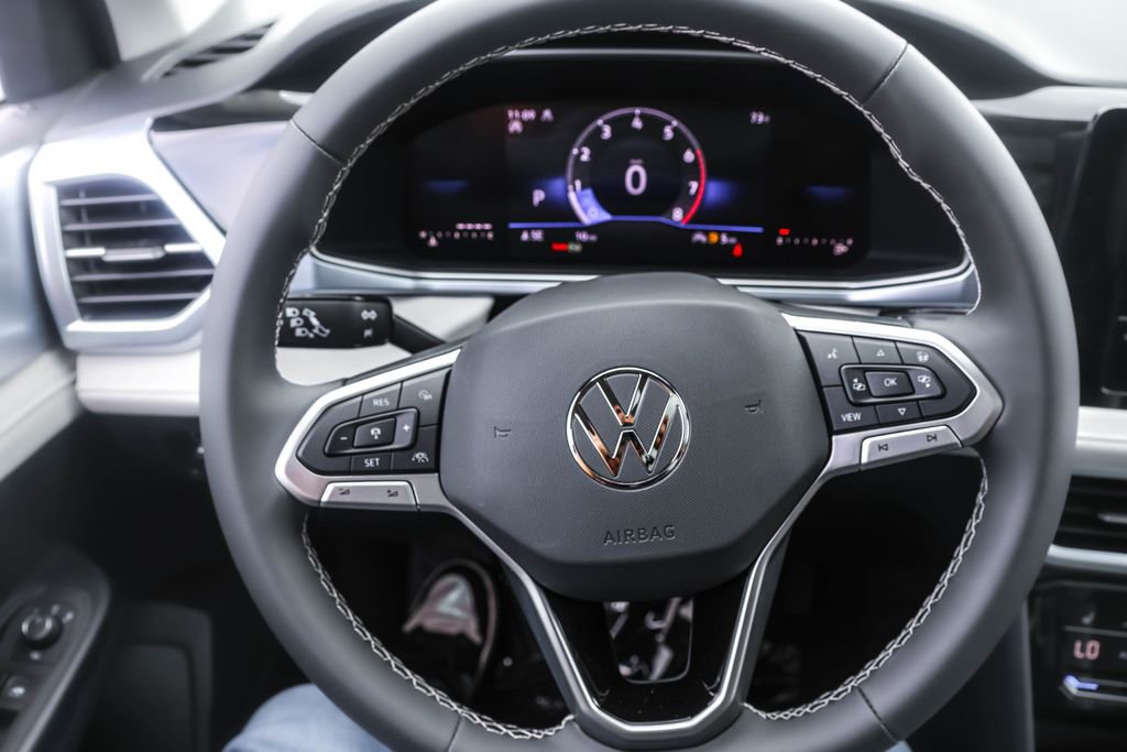Used 2025 Volkswagen Taos SE image 17