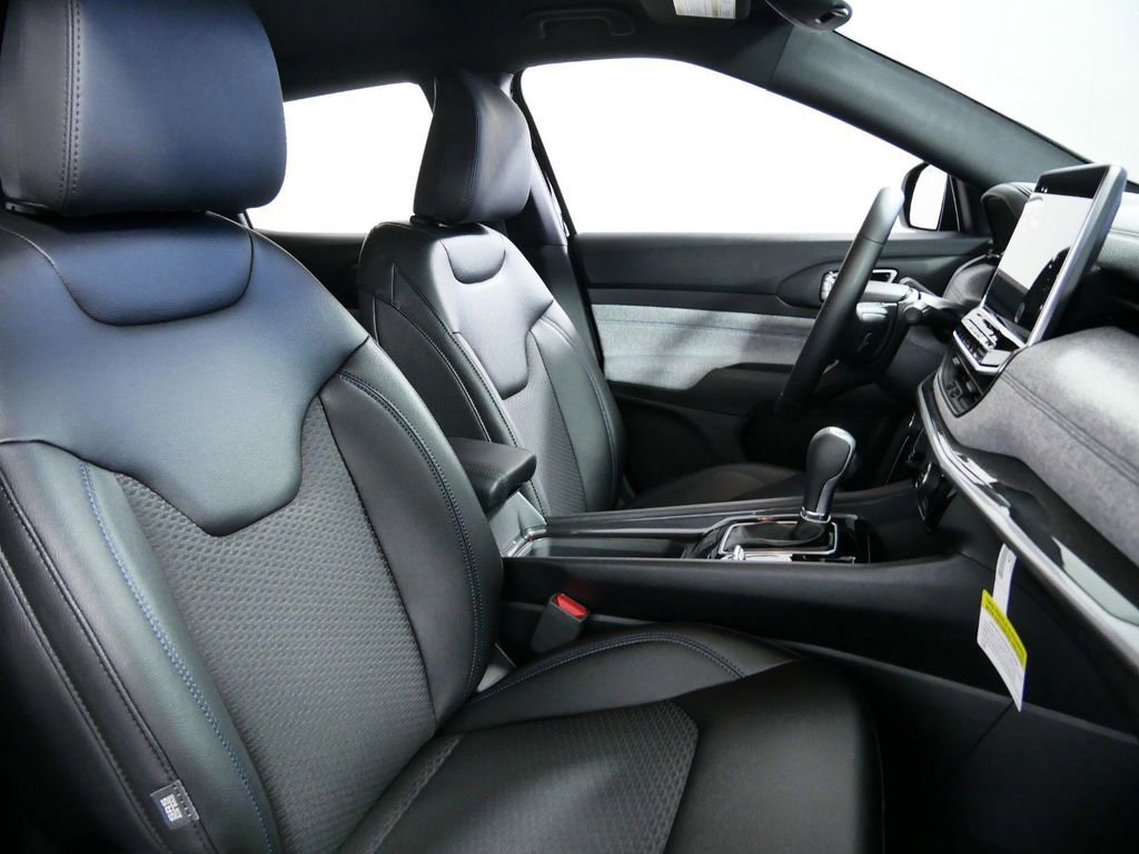 Used 2024 Jeep Compass Latitude image 22