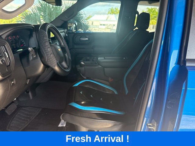 Used 2025 Chevrolet Silverado 1500 Custom w/ LPO, Dark Essentials Package RWD image 2