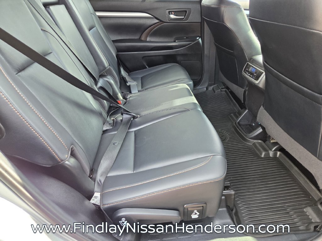 Used 2019 Toyota Highlander XLE AWD/4WD image 17