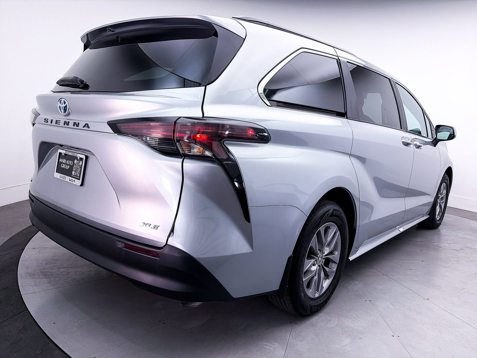 Used 2025 Toyota Sienna XLE FWD image 16