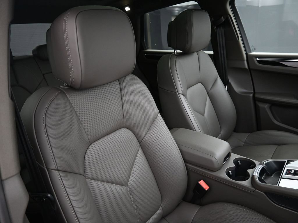 Certified 2026 Porsche Macan Turbo AWD/4WD image 30