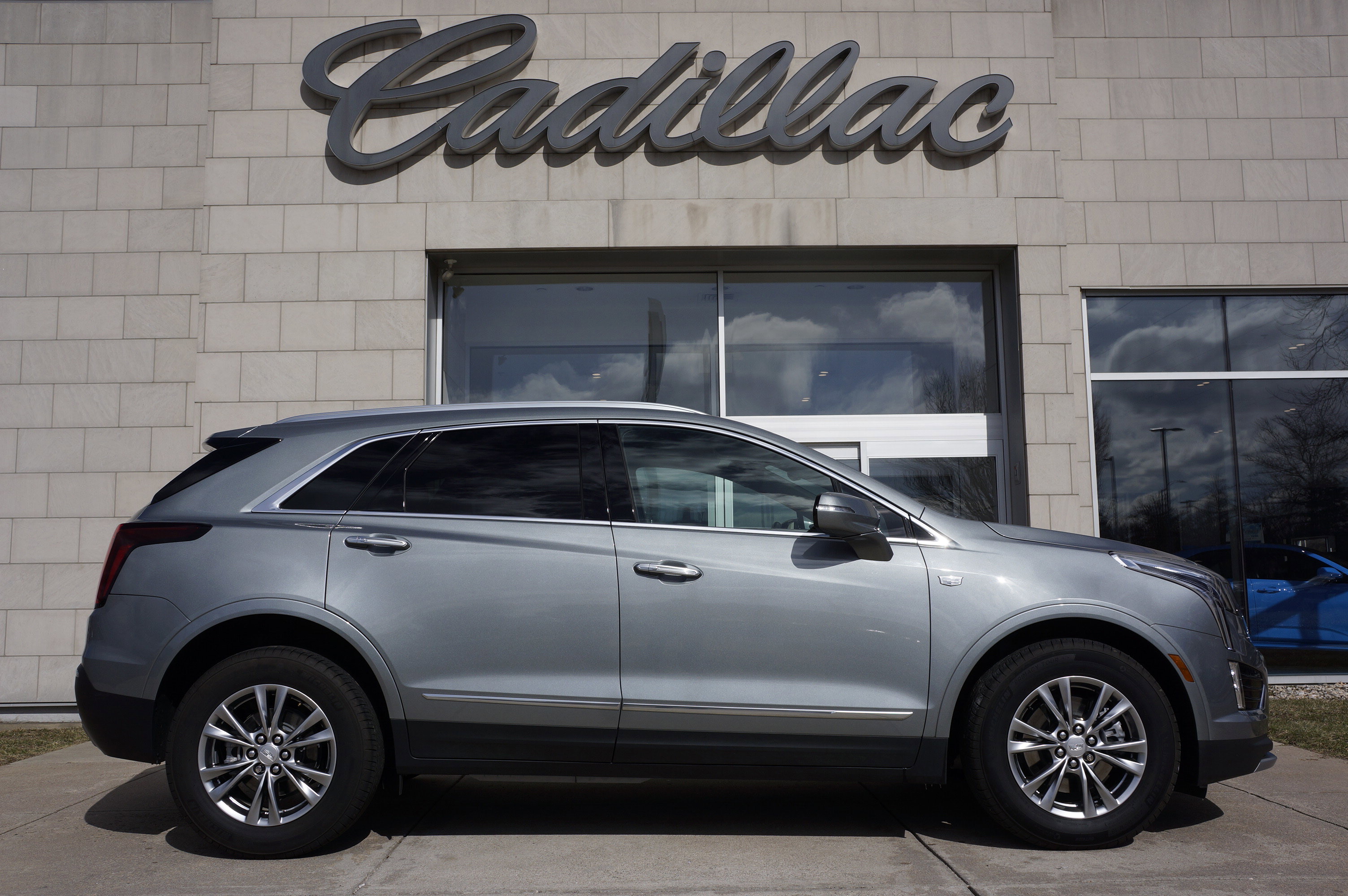 New 2025 Cadillac XT5 Luxury AWD/4WD image 3