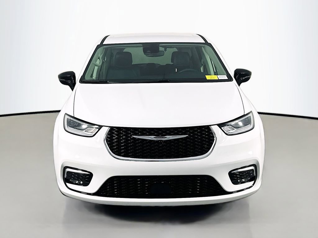 Used 2024 Chrysler Pacifica Touring-L image 2