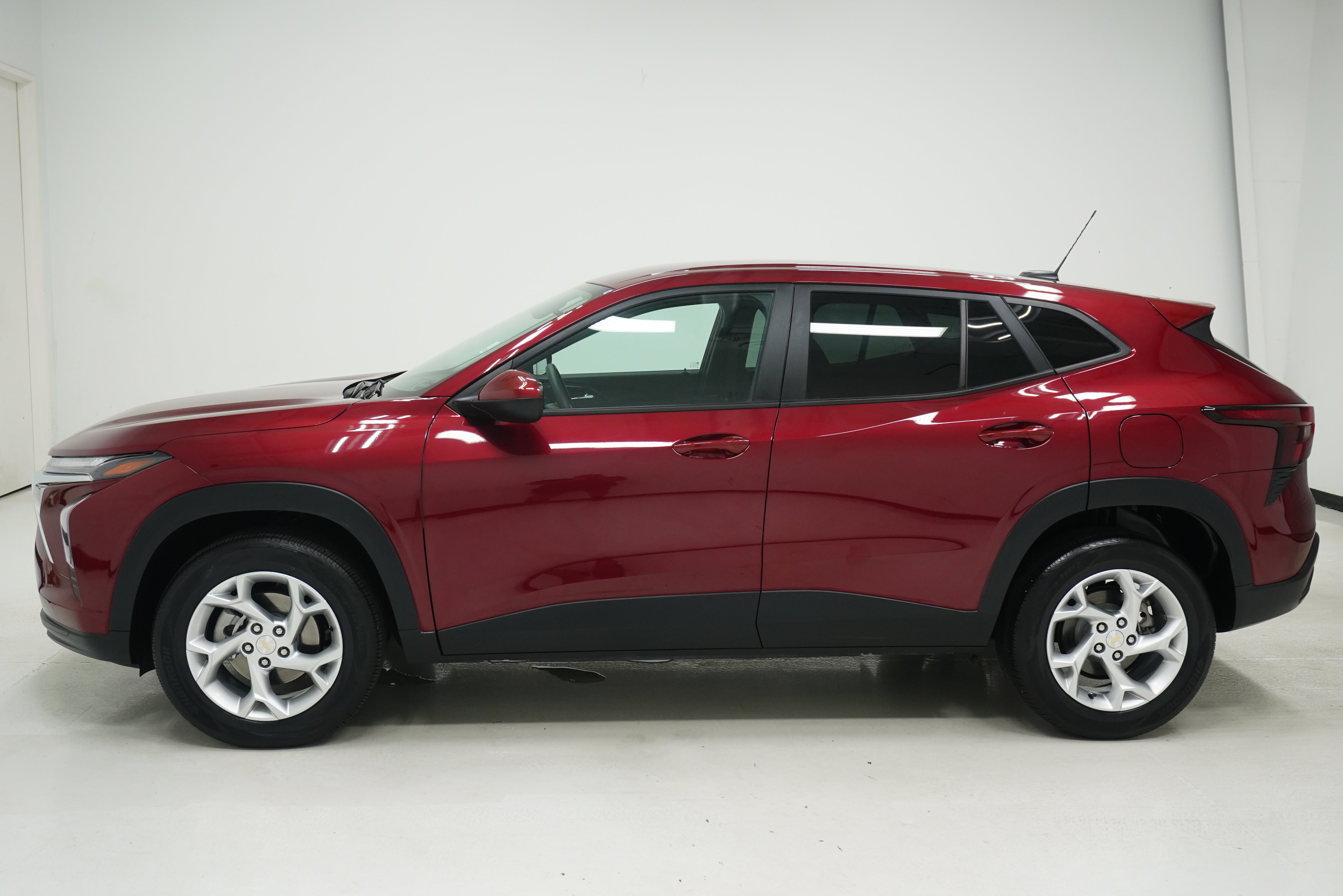 Used 2024 Chevrolet Trax LS w/ LS Convenience Package FWD image 7