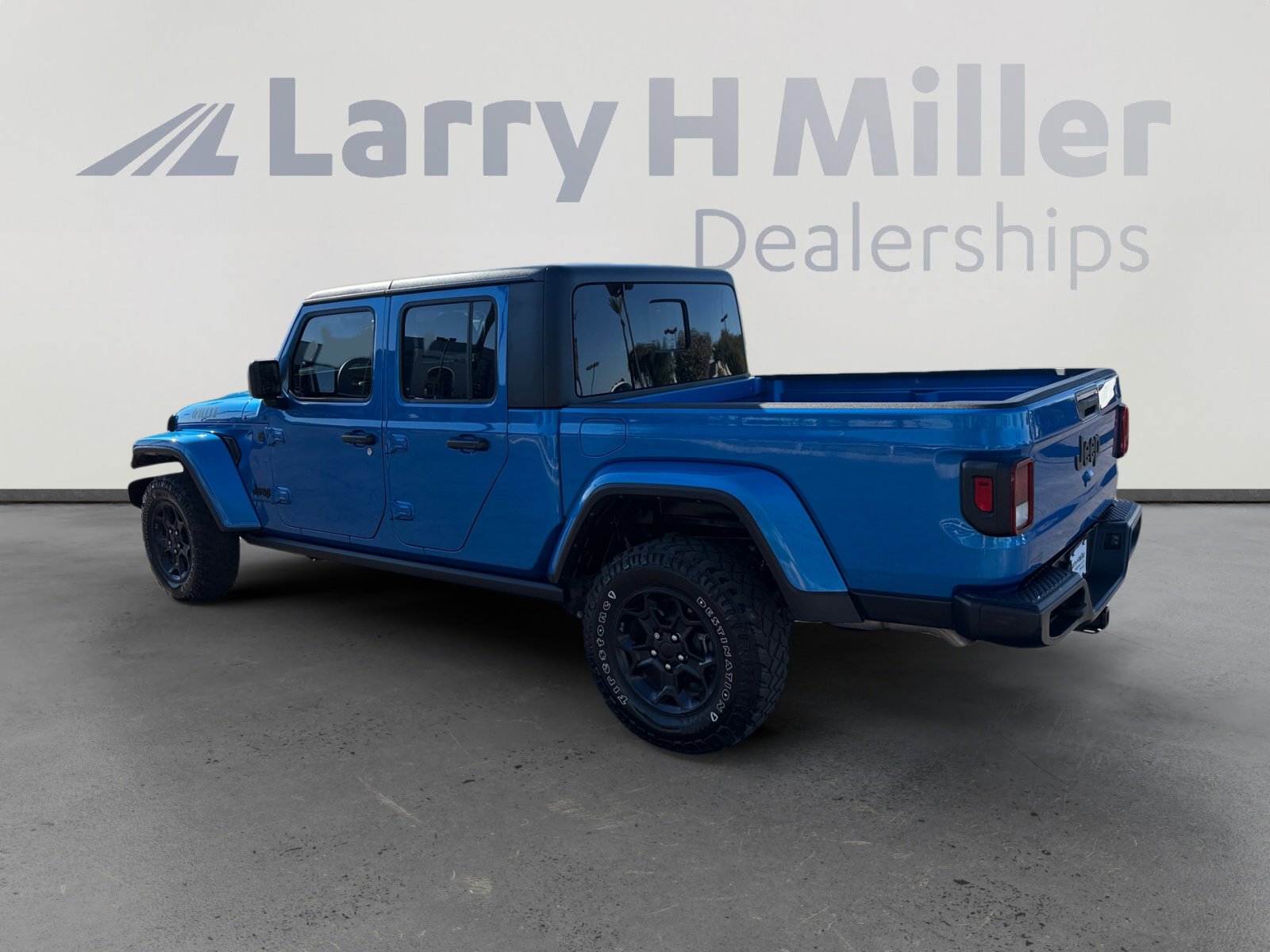 Used 2023 Jeep Gladiator Willys image 3