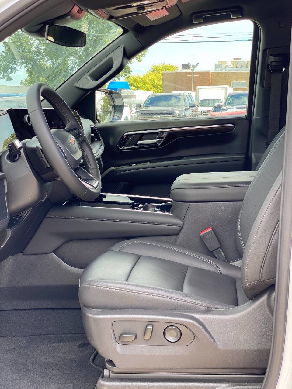 Used 2025 Chevrolet Tahoe LT image 11