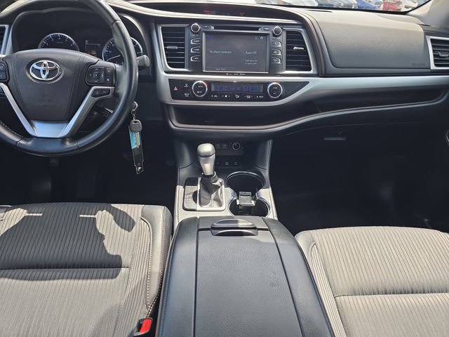 Used 2017 Toyota Highlander Plus AWD/4WD image 15
