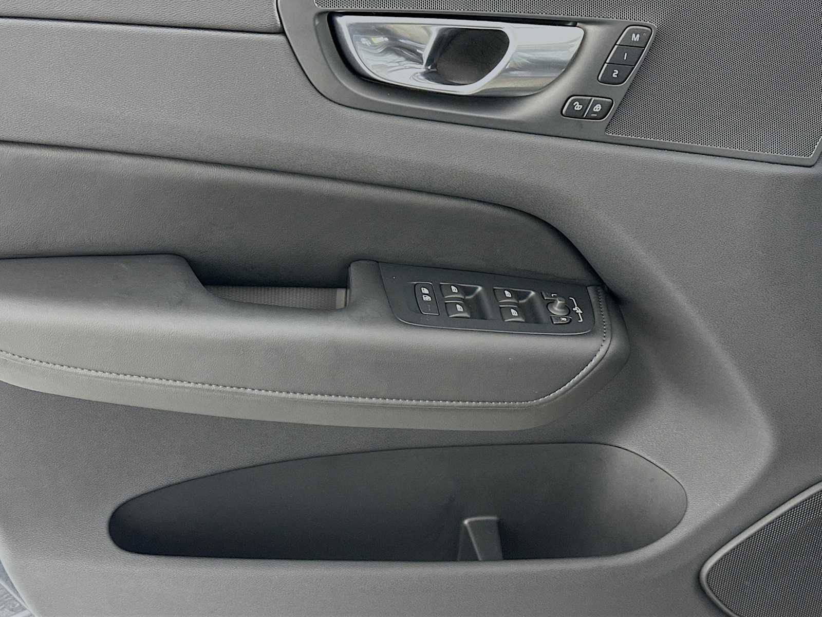 Certified 2025 Volvo XC60 T8 Plus w/ Protection Package Premier image 17