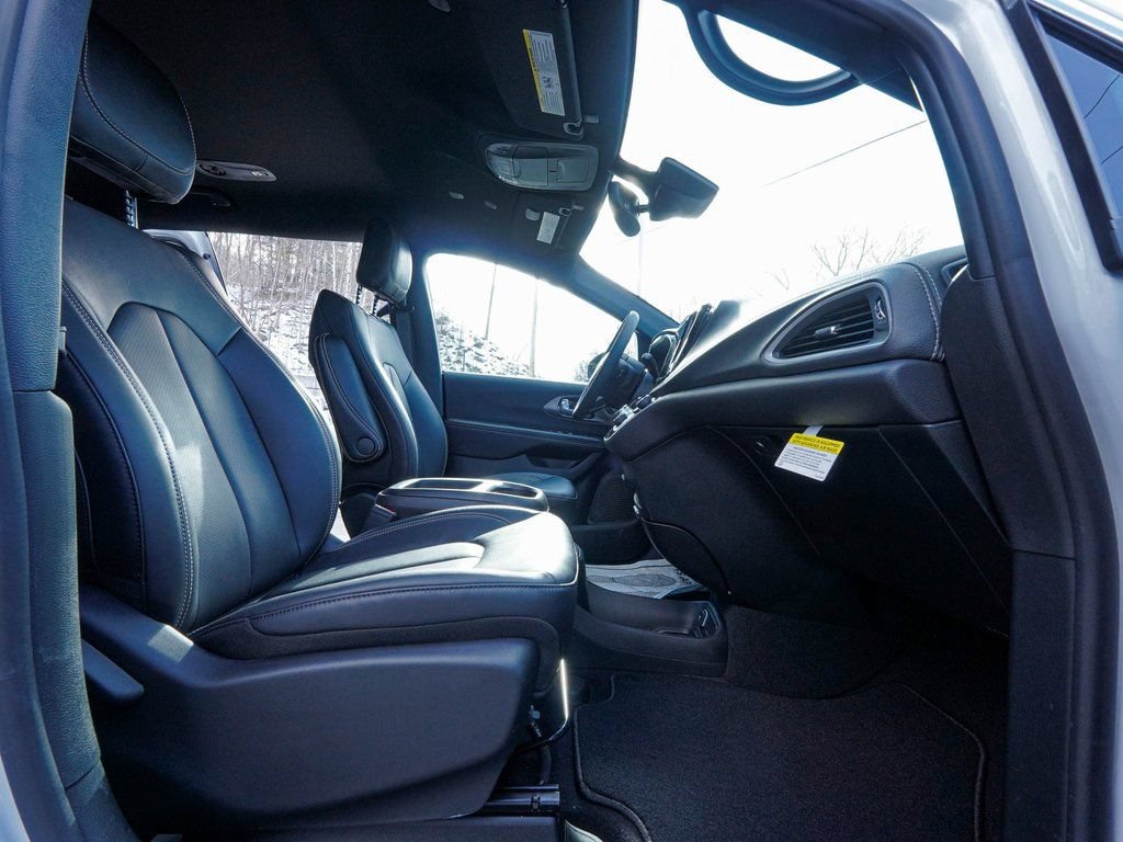 New 2026 Chrysler Pacifica Select FWD image 40
