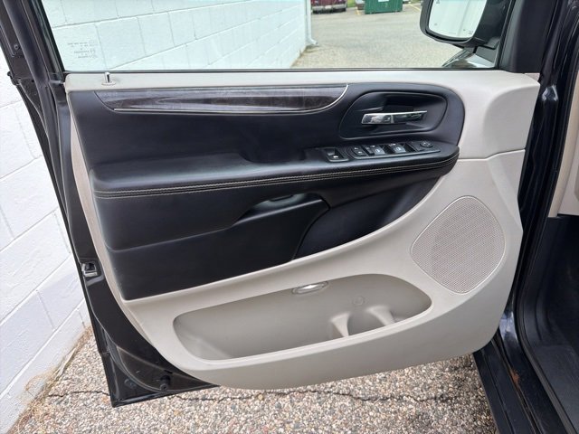 Used 2012 Chrysler Town & Country Touring-L w/ Driver Convenience Group image 18