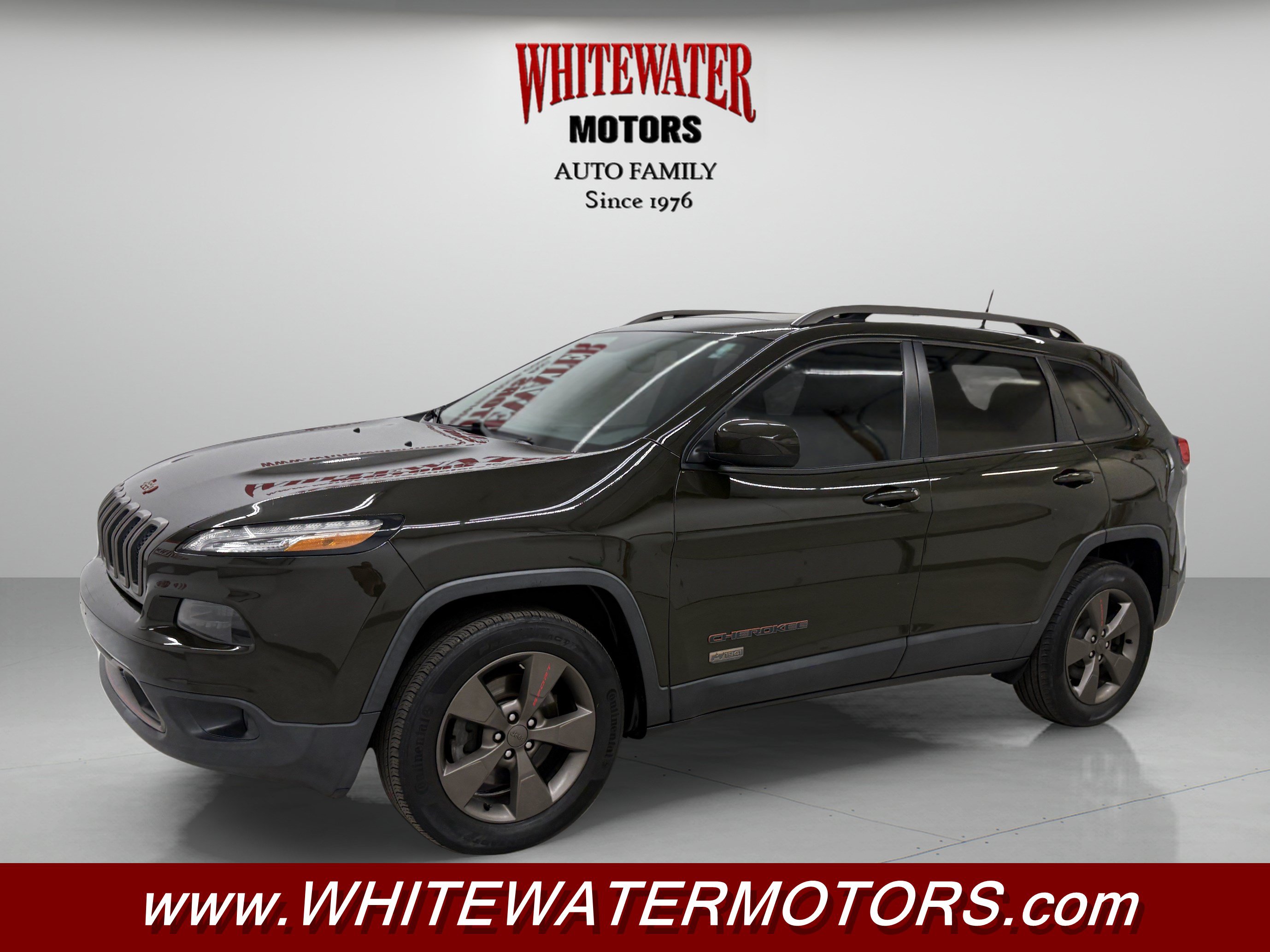 Used 2017 Jeep Cherokee Latitude w/ Cold Weather Group AWD/4WD image 1