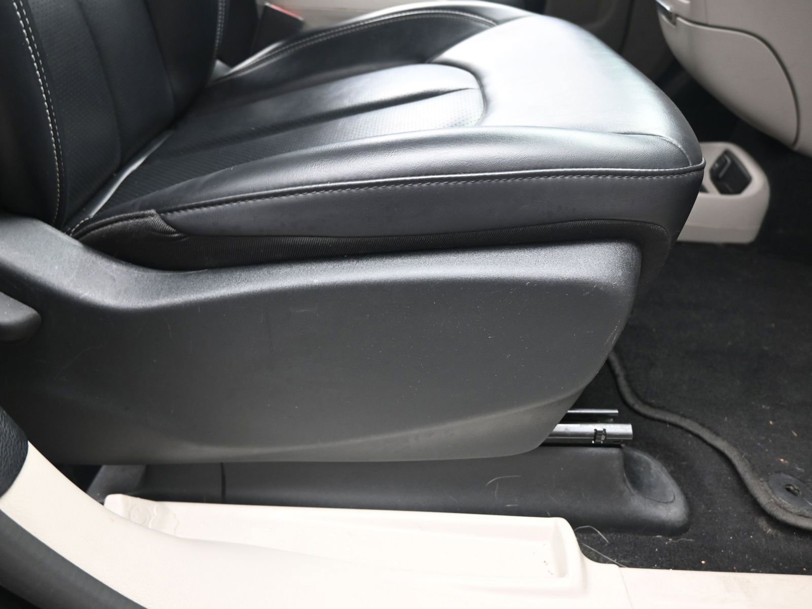 Used 2023 Chrysler Pacifica Touring-L image 18