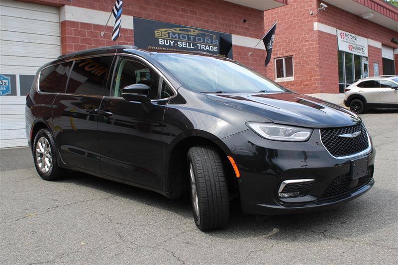 Used 2022 Chrysler Pacifica Touring-L w/ Uconnect Theater Family Group AWD/4WD image 7