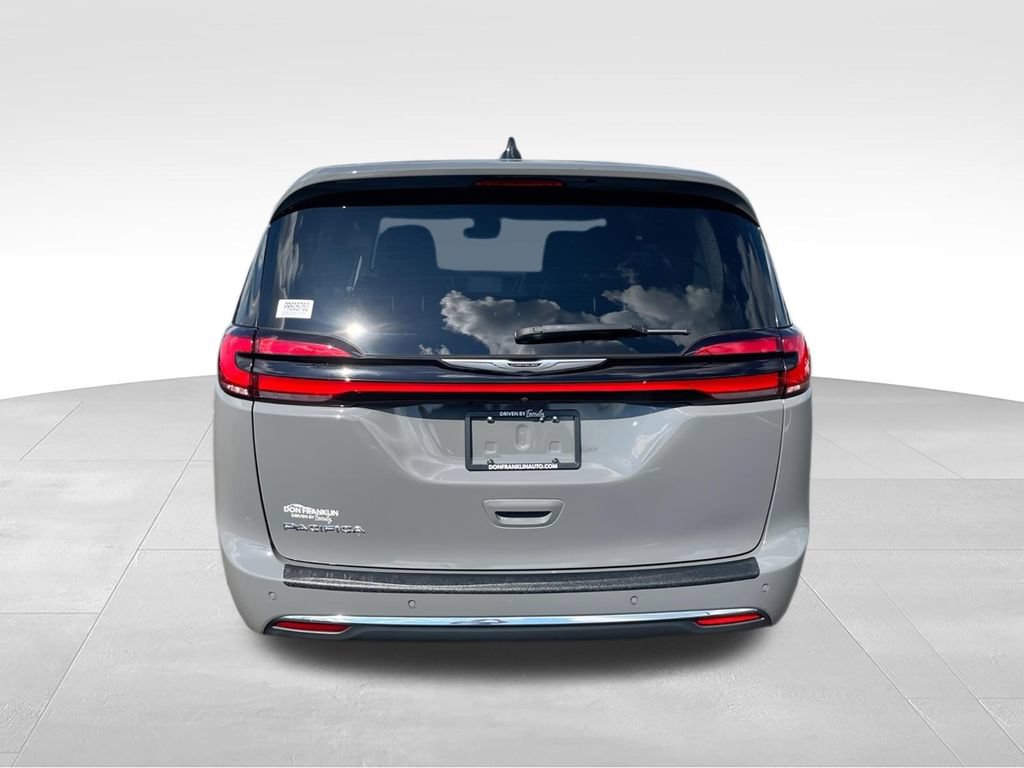 Used 2023 Chrysler Pacifica Touring-L FWD image 7