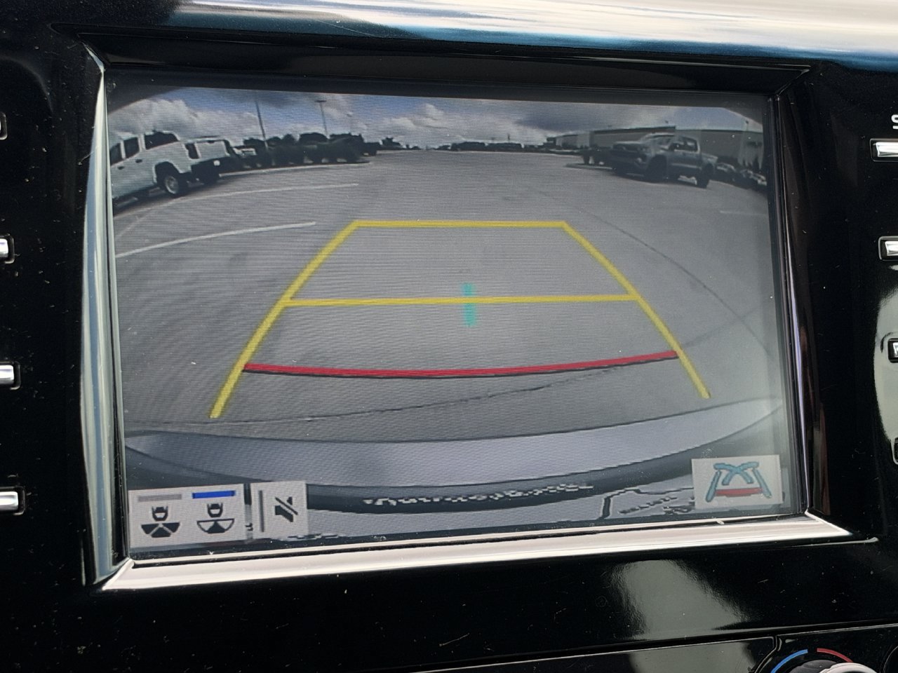 Used 2018 Toyota Camry XLE FWD image 23