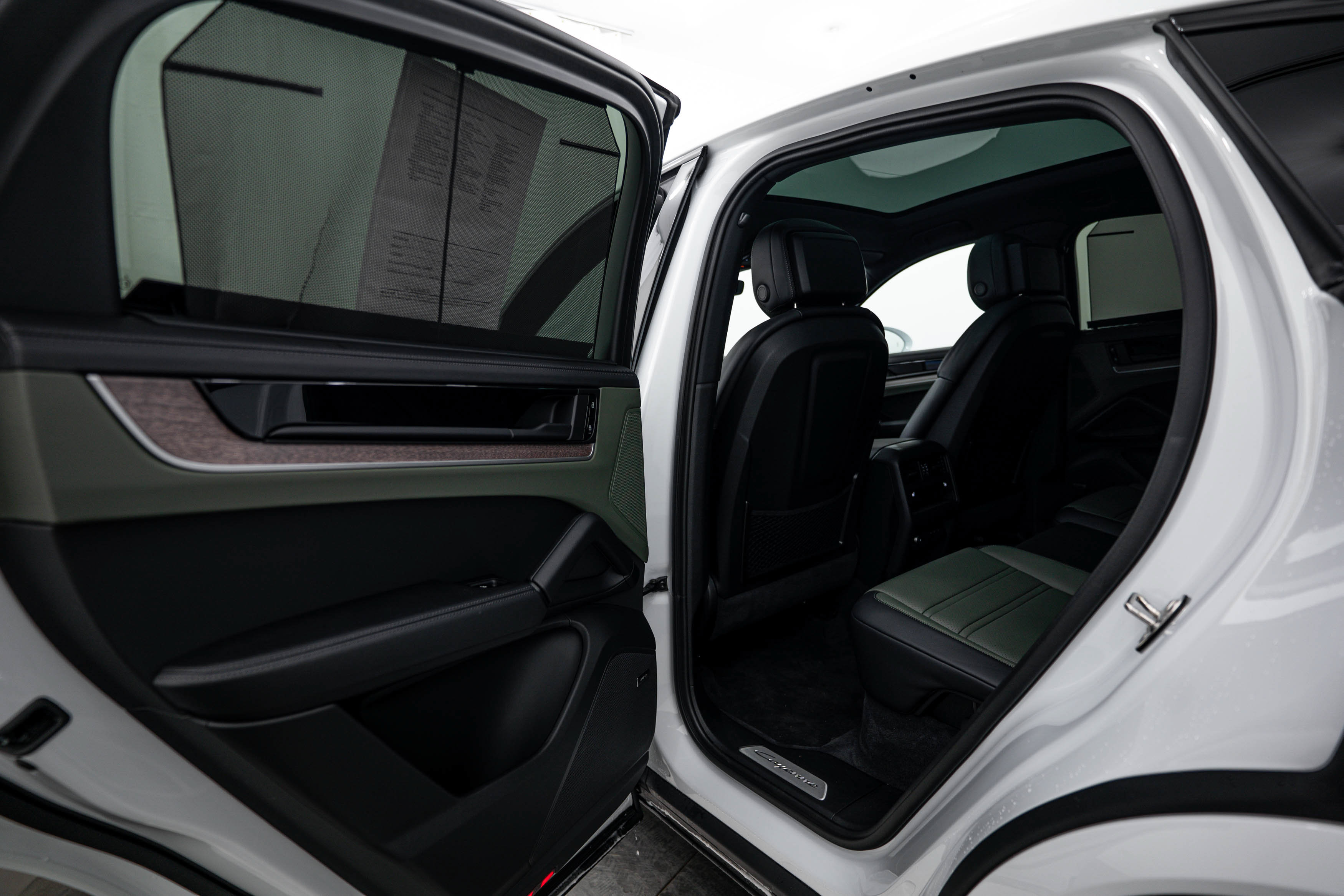 Certified 2025 Porsche Cayenne E-Hybrid Coupe AWD/4WD image 26