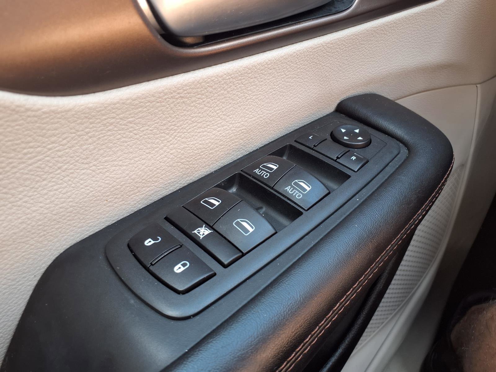 Used 2018 Chrysler Pacifica Touring-L image 10