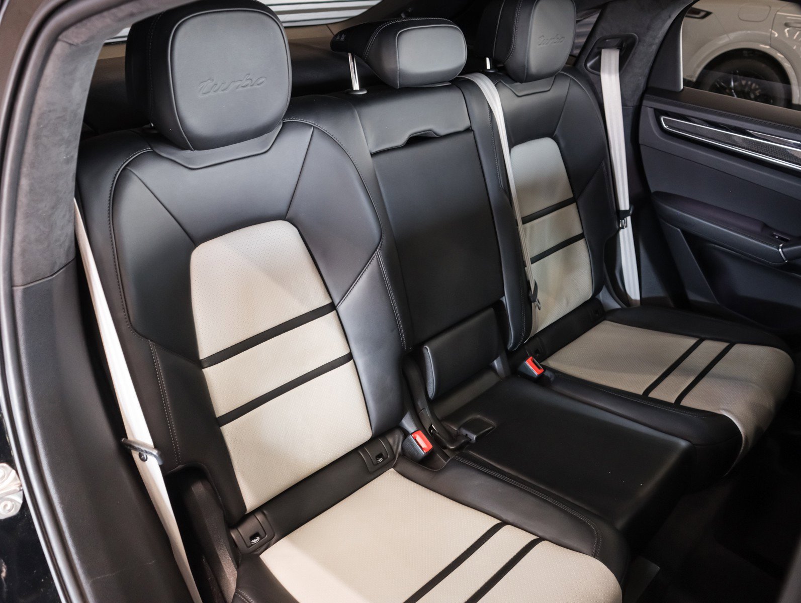 Used 2023 Porsche Cayenne Turbo AWD/4WD image 7