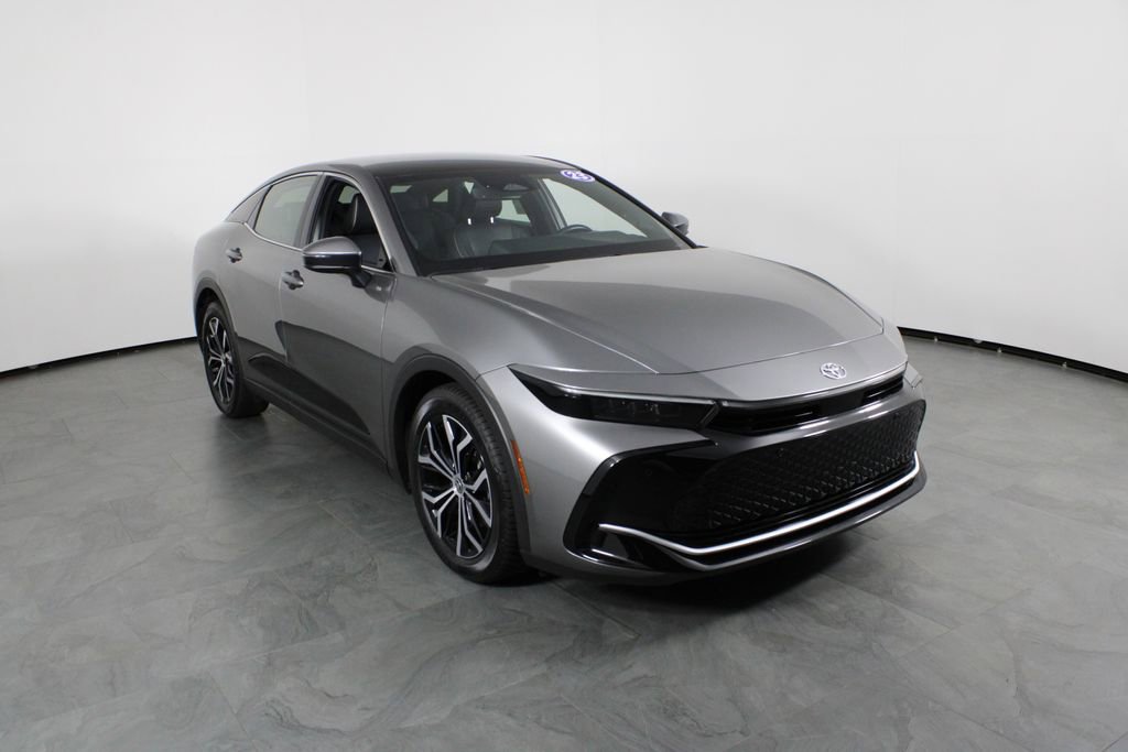 Used 2023 Toyota Crown Limited image 4