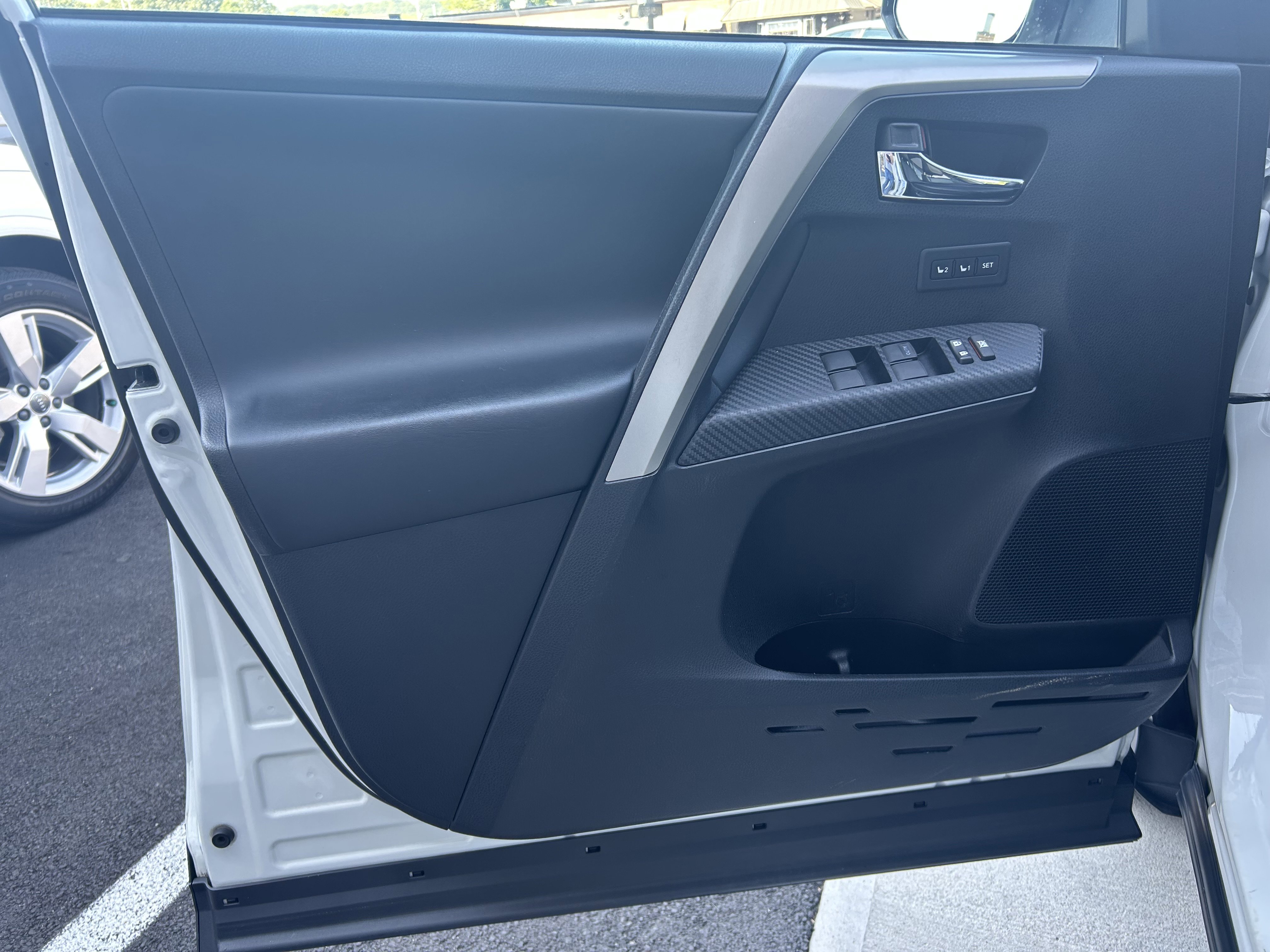 Used 2015 Toyota RAV4 Limited image 24