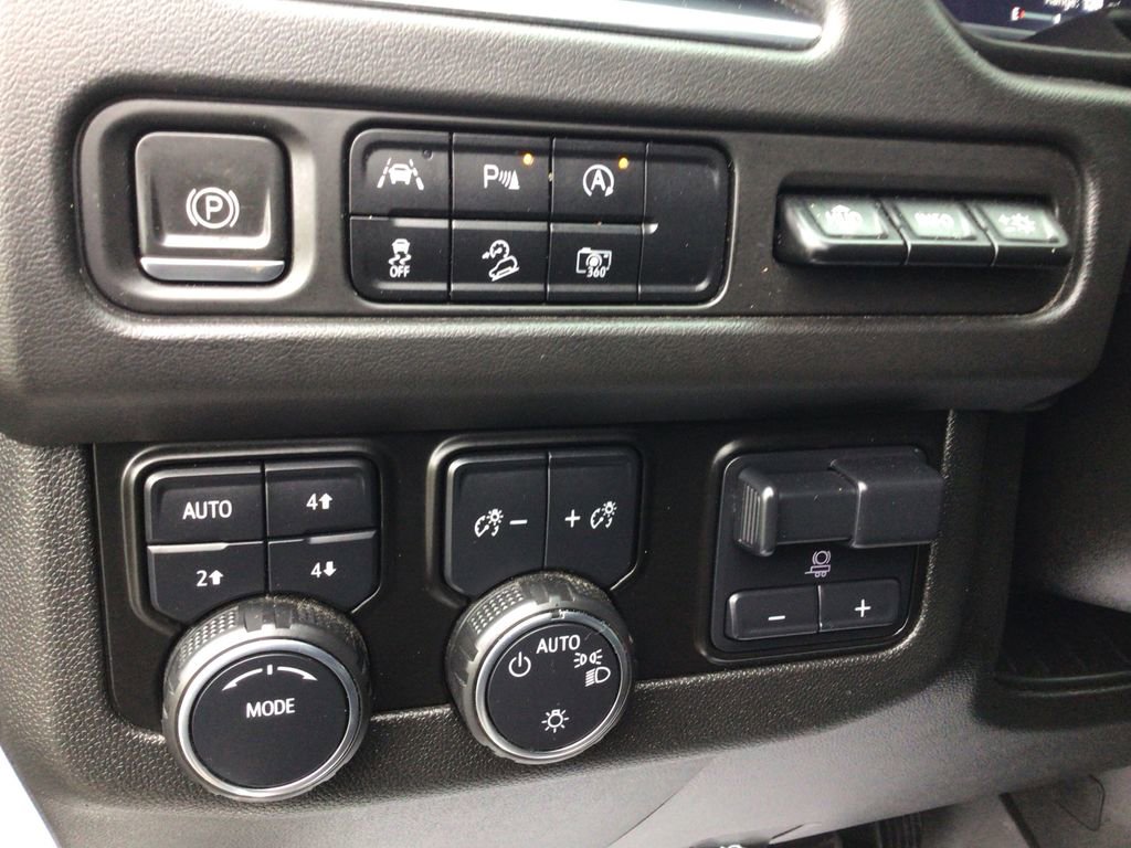 Used 2023 Chevrolet Tahoe Premier w/ Premium Package AWD/4WD image 18